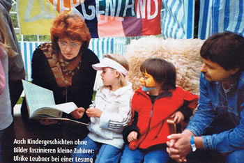 Auch Kindergeschichten ohne Bilder faszinieren kleine Zuhörer: Ulrike Leubner bei einer Lesung